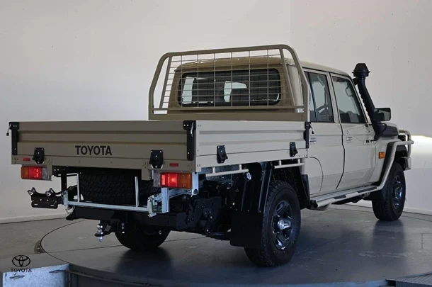 2025 Toyota LC Military GXL image 5