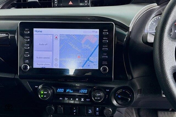 2022 Toyota Hilux SR5 image 13