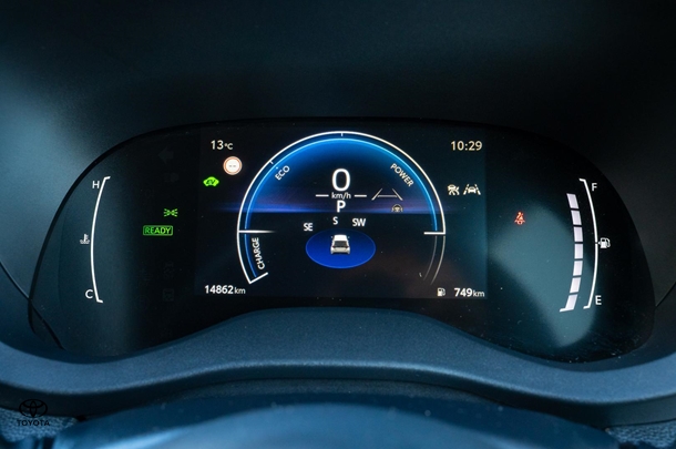 2024 TOYOTA Yaris Hybrid SX image 11