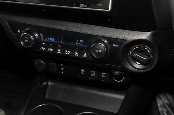 2019 Toyota HILUX SR5 image 16
