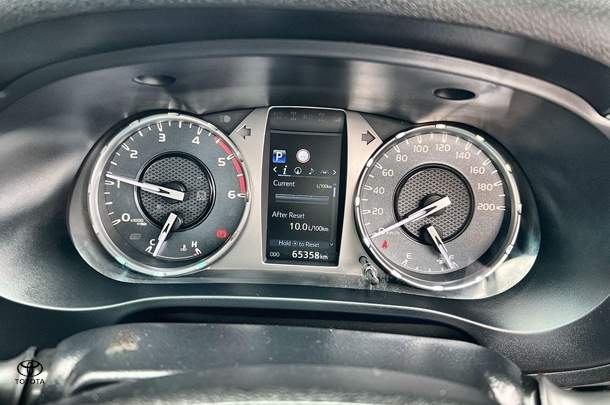 2020 Toyota Hilux SR5 image 14