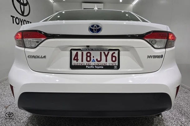 2024 Toyota COROLLA SEDAN HYBRID Ascent Sport image 3