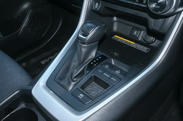 2020 TOYOTA RAV4 Hybrid GXL-2WD image 14