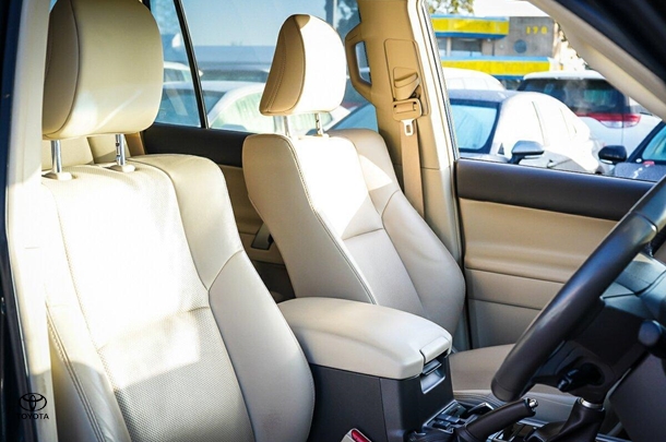 2022 Toyota Prado VX image 16
