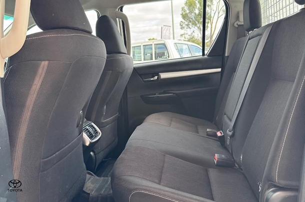 2020 Toyota Hilux SR5 image 15