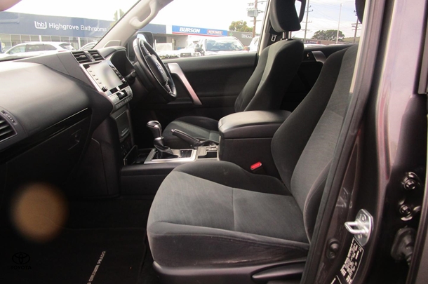 2020 Toyota Prado GXL image 10