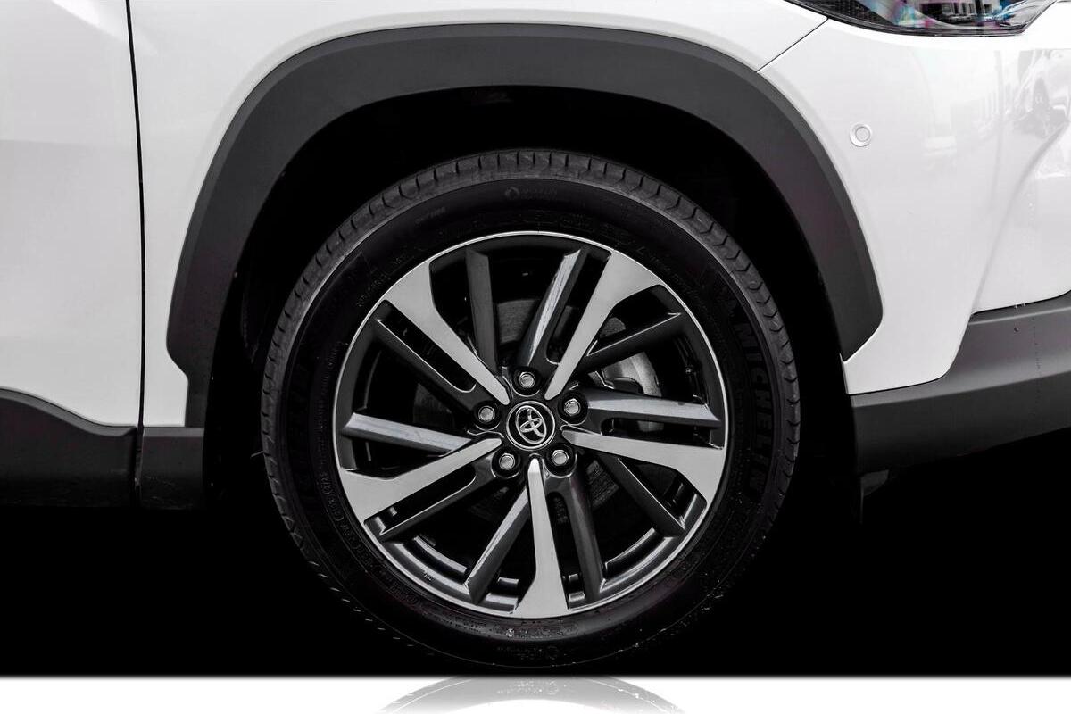 2024 Toyota Corolla Cross Atmos Auto eFour image 18