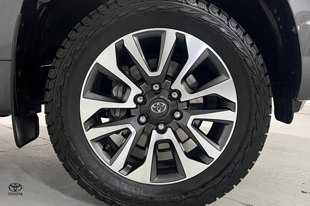 2021 Toyota Prado VX image 5