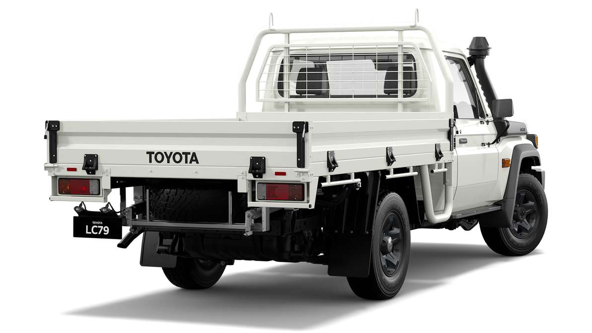 2024 Toyota LandCruiser 79 GX Single-Cab Cab-Chassis image 3