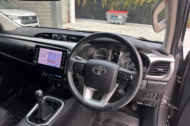 2020 Toyota HiLux 4x4 SR5 image 13