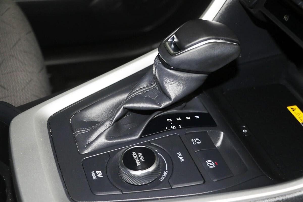 2024 Toyota RAV4 GXL Auto eFour image 19