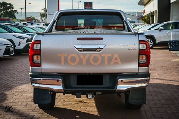 2021 Toyota Hilux 4x4 SR5 image 7