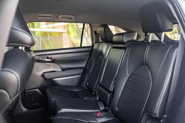 2024 Toyota KLUGER HYBRID AWD GRANDE image 18