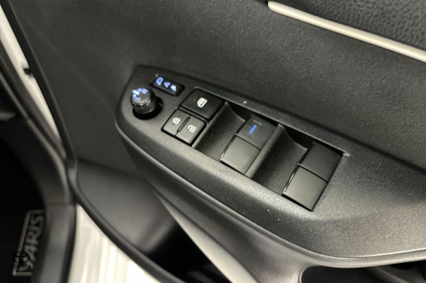 2023 Toyota Yaris Hybrid SX image 12