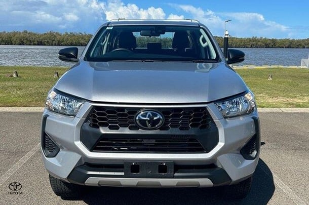 2024 Toyota Hilux 4x4 SR image 2