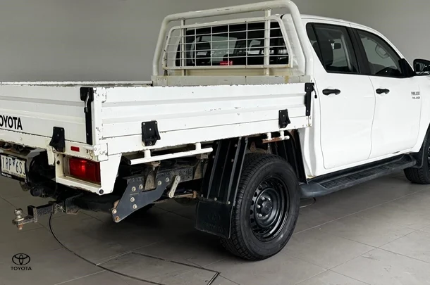 2020 Toyota Hilux SR image 15