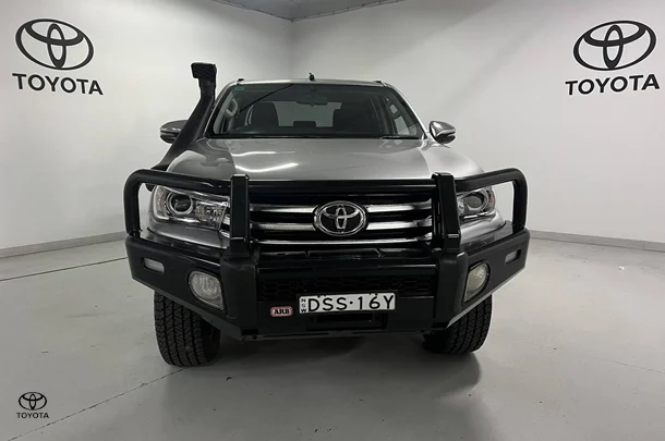 2017 Toyota Hilux SR5 image 2