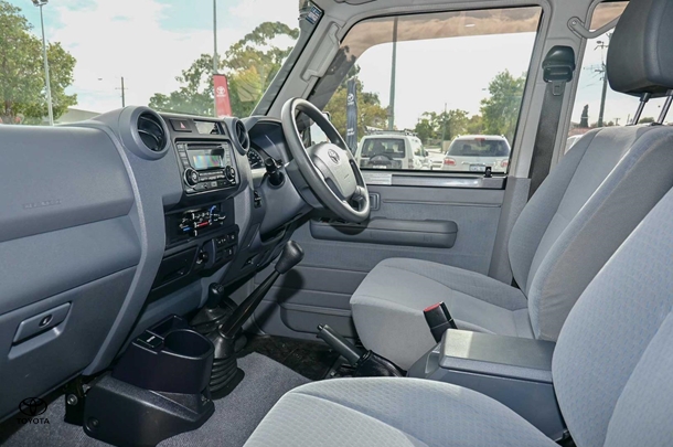 2018 Toyota LC Military GXL image 11