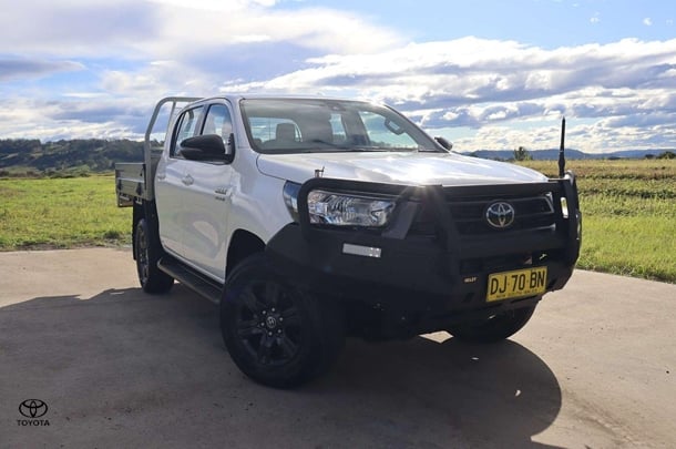 2023 Toyota Hilux 4x4 SR image 1