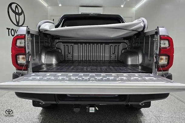 2024 Toyota Hilux SR5 image 4