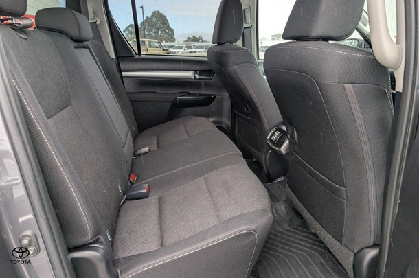 2022 Toyota Hilux SR5 image 17