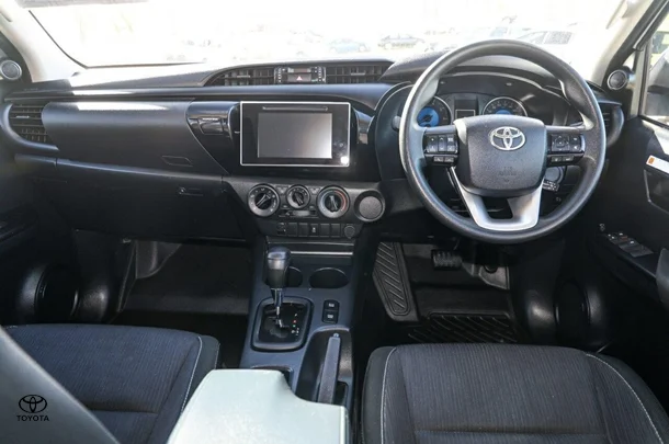 2019 Toyota Hilux 4x2 SR image 8