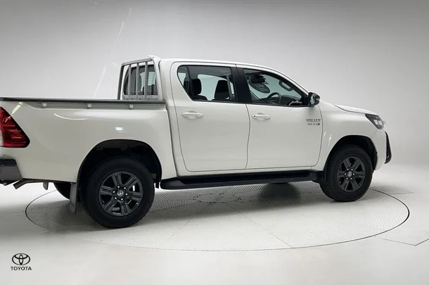 2023 Toyota Hilux 4x4 SR image 3