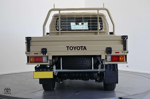 2025 Toyota LC Military GXL image 5