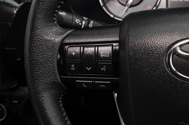 2023 Toyota Hilux 4x4 SR5 image 11