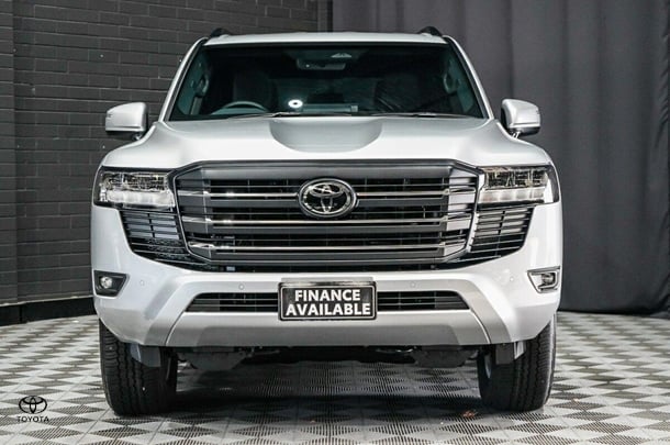 2025 Toyota Landcruiser GXL image 3