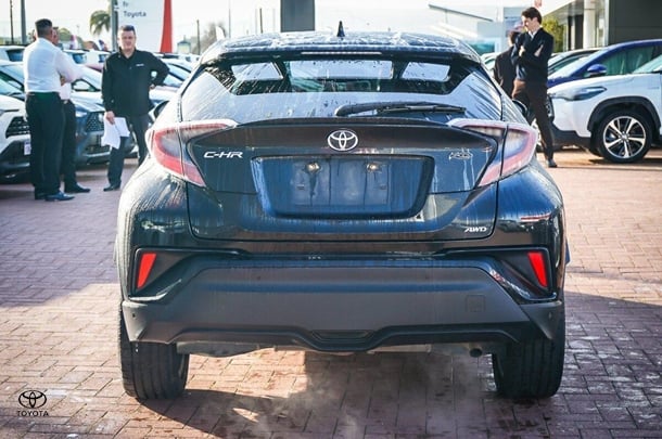 2017 Toyota C-HR L3 image 1