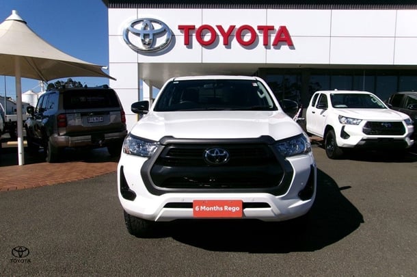 2022 Toyota Hilux 4x4 SR image 2