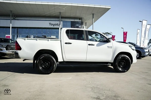 2019 Toyota Hilux 4x2 SR image 3