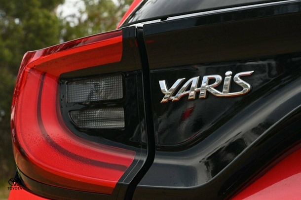 2021 Toyota Yaris HB Hybrid SX image 12