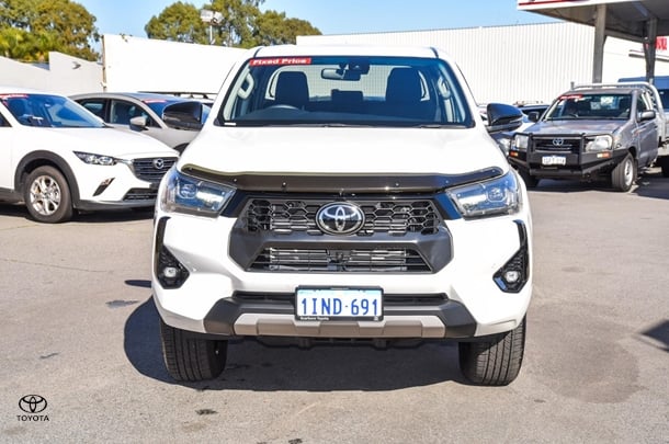 2024 Toyota HILUX SR5 image 3