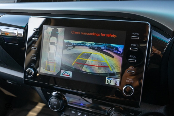 2024 TOYOTA Hilux 4x4 SR5 image 14