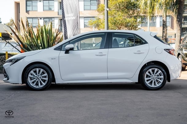 2024 TOYOTA Corolla Hatch Hybrid Ascent Sport image 3