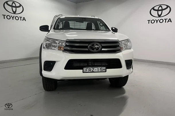 2024 Toyota Hilux SR image 2