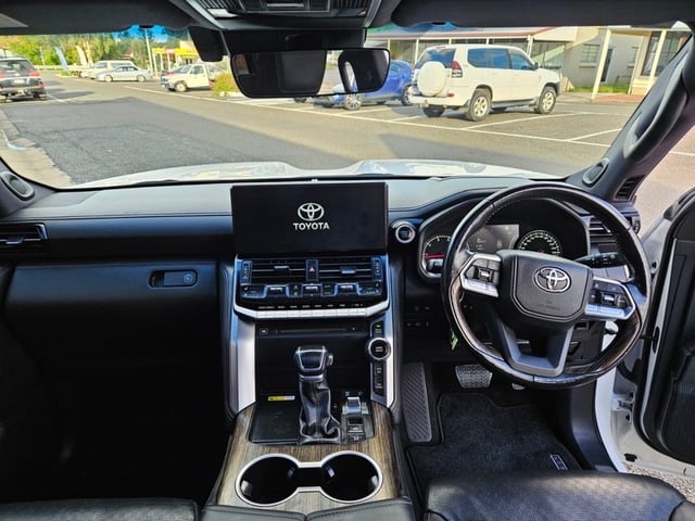 2022 Toyota Landcruiser Sahara image 4