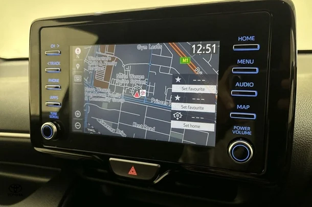 2023 Toyota Yaris Hybrid SX image 3