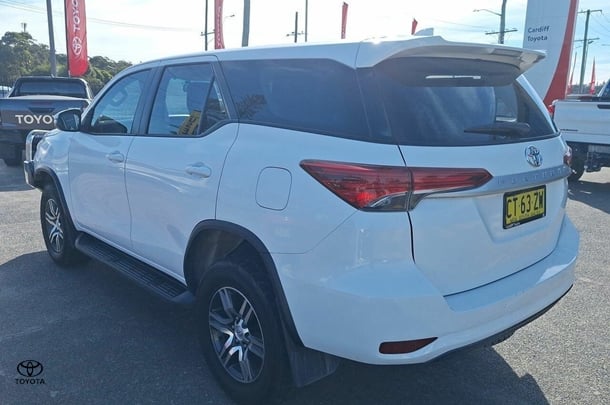 2019 Toyota Fortuner GX image 4