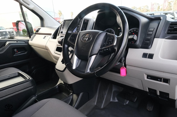 2022 Toyota Hiace LWB image 7
