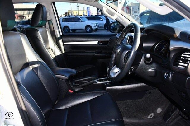 2018 Toyota Hilux SR5 image 9