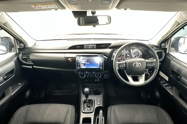 2020 Toyota Hilux SR image 2