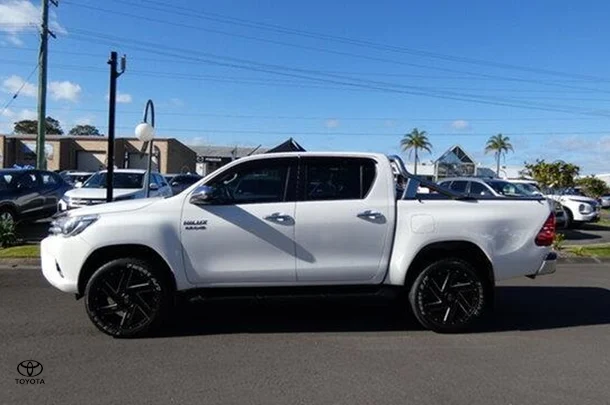 2018 Toyota Hilux SR5 image 4
