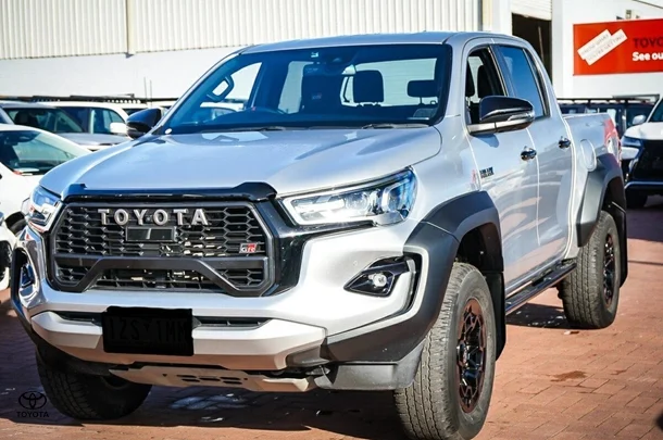 2023 Toyota Hilux 4x4 GR-S image 4
