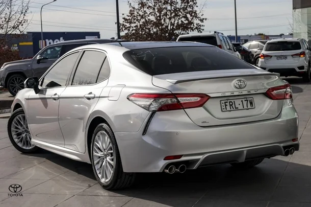 2018 Toyota CAMRY SL image 2