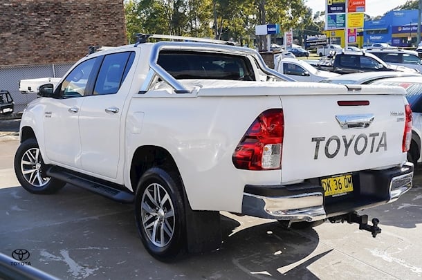2015 Toyota HILUX SR5 image 2