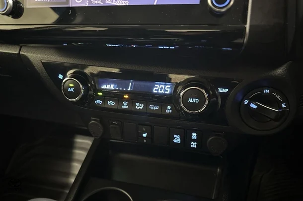 2021 Toyota Hilux SR5 image 25