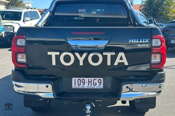 2023 Toyota Hilux SR5 image 4